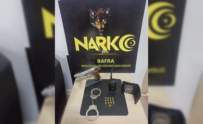 Bafra'da aracında sahte polis rozeti bulunan zanlı yakalandı