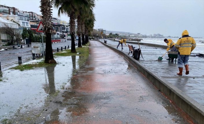 Samsun'da dev dalgaların sahile sürüklediği taş ve kaya parçaları temizlendi