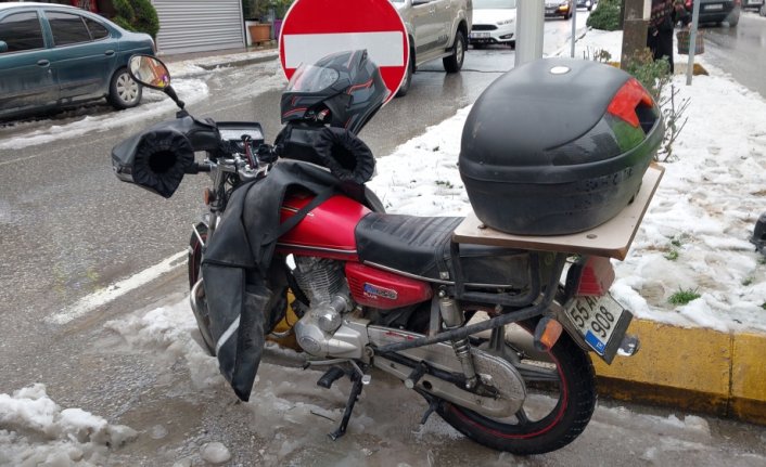 Samsun'da hafif ticari araçla çarpışan motosikletin sürücüsü yaralandı