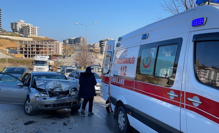 Samsun'da iş makinesine çarpan otomobilin sürücüsü yaralandı