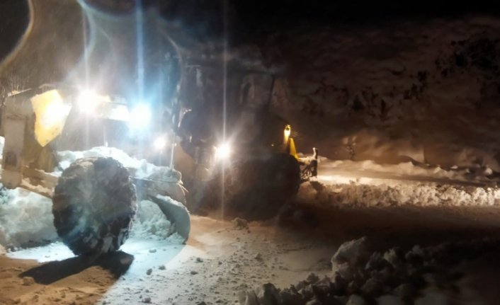 Samsun'da mahsur kalan araçları belediye ekipleri kurtardı