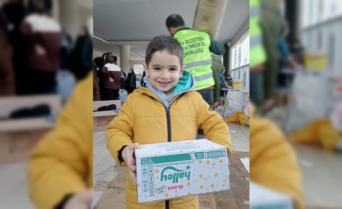 Samsunlu 5 yaşındaki Ömer harçlığıyla aldığı çikolataları deprem bölgesine gönderdi