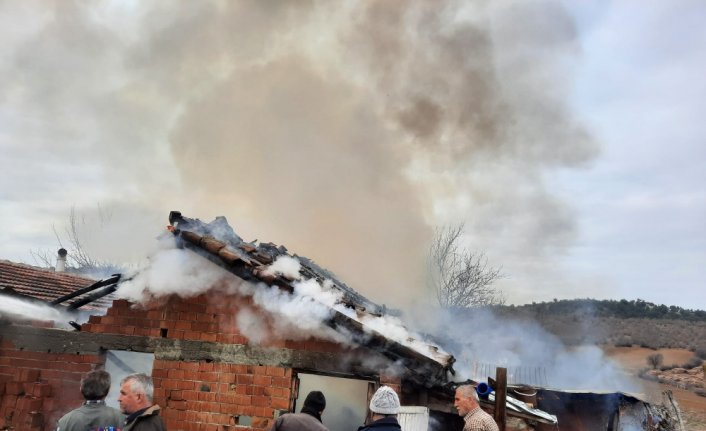 Saraydüzü’nde çıkan yangında samanlıkta hasar oluştu