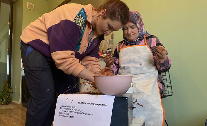 Seramik sanatçısı çömlek tezgahını depremzedelere destek için açtı