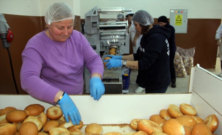Sinop'ta deprem bölgesine gönderilmek üzere günlük 10 bin ekmek üretiliyor