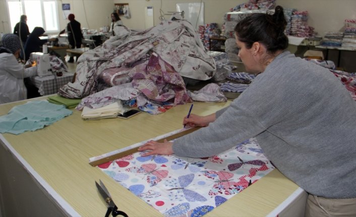 Sinop'ta kadınlar depremzedeler için nevresim takımı dikiyor