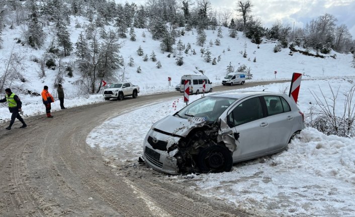 Sinop’ta kar küreme aracıyla çarpışan otomobildeki 4 kişi yaralandı