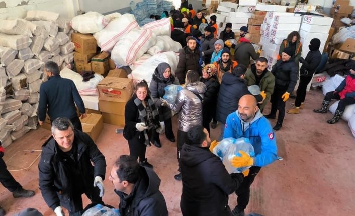 Sinop’tan deprem bölgesine giden gönüllüler çalışmalara destek veriyor