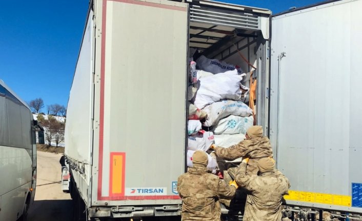 Sinop'tan deprem bölgesine giden Mehmetçik afetzedelerin yaralarını sarıyor