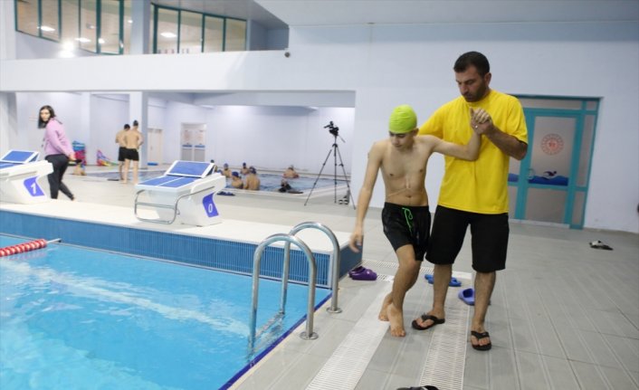 Sosyal hayata adapte olmak için yüzmeye başlayıp sporcu oldular