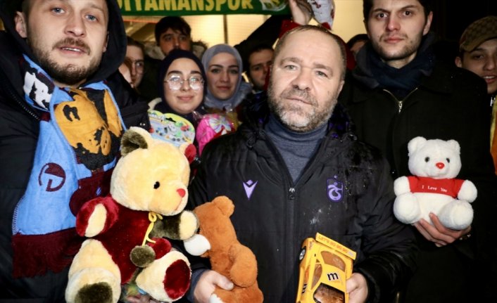 Taraftarlar, Trabzonspor-Basel maçına oyuncaklarla geldi