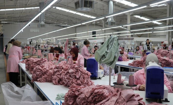 Tekstil fabrikasında ticari üretime ara verilip depremzedeler için mesai yapılıyor