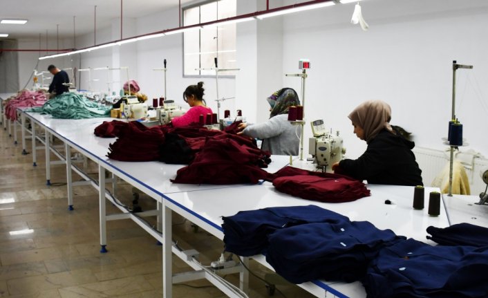 Tekstil firması, “Asrın felaketi“ bölgesindeki depremzedeler için üretim yapıyor