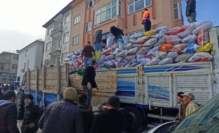 Tokat'ın Yeşilyurt ilçesinden depremzedelere yardımlar sürüyor