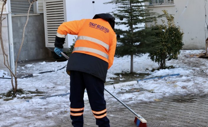 Tokatlı temizlik işçileri deprem bölgesi Gölbaşı'nda temizlik çalışması yürütüyor