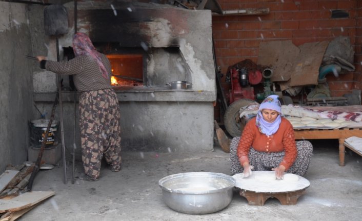 Tokat'ta kadın ve çocuklar depremzedeler için ekmek pişirdi