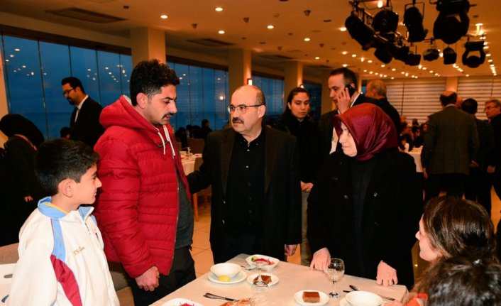 Trabzon Valisi Ustaoğlu, depremzedelerle yemekte buluştu