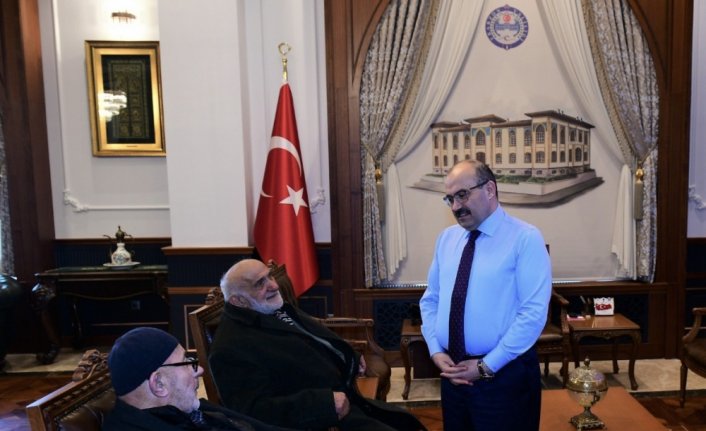 Trabzon'da 2 emekli, depremzedeler için maaşlarını AFAD'a bağışladı