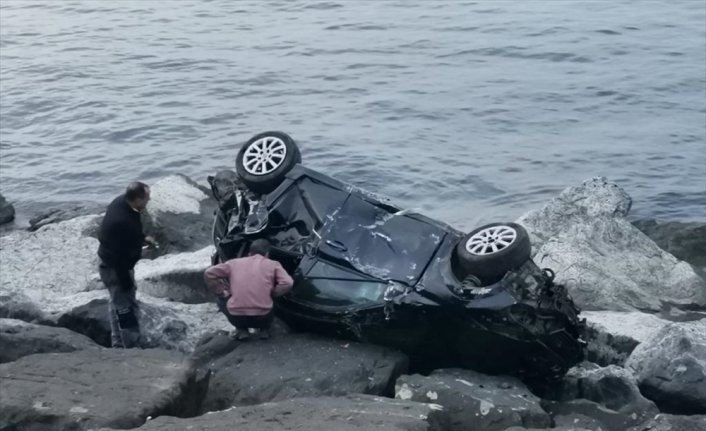 Trabzon'da deniz kenarına yuvarlanan otomobilin sürücüsü yaralandı