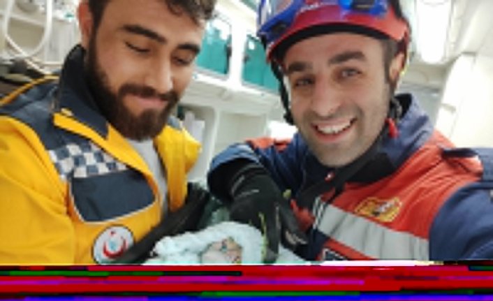 Trabzon'dan deprem bölgesine giden ekipler 1'i bebek 3 kişiyi kurtardı