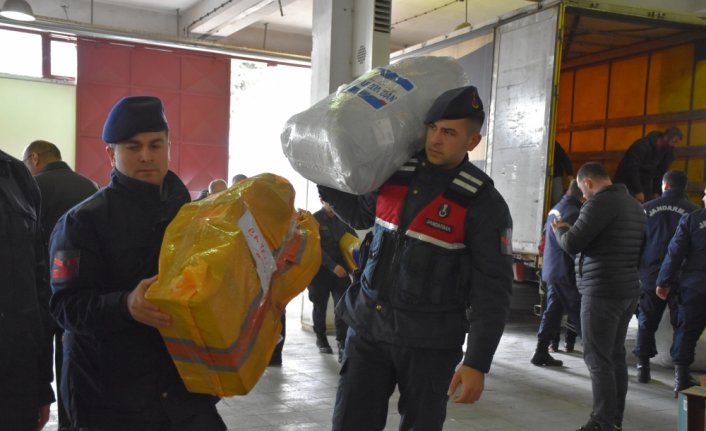Trabzon'dan depremzedeler için bölgeye tırlarla yardım malzemesi gönderildi