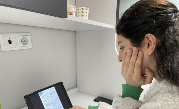 Üniversite öğrencisi kaldığı yurda ailesiyle depremzede olarak döndü