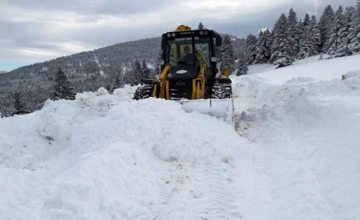 Yakakent ilçesinin yüksek kesimlerinde kar yağışı sürüyor