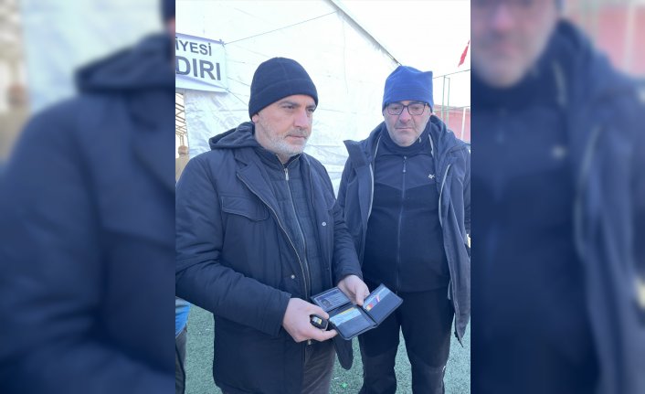 Yardım için bağışlanan montun cebinden çıkanları sahibine geri gönderdi