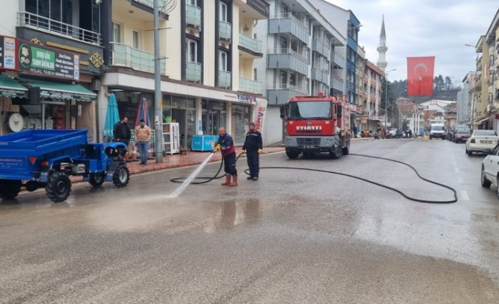 Yığılca'da cadde ve sokaklar temizleniyor