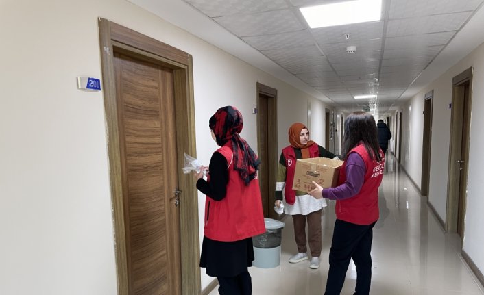 Yurtta kalan depremzedelerin ilaçlarını gençlik merkezi gönüllüleri dağıtıyor
