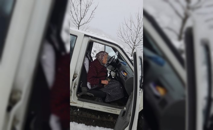 Zonguldak'ta karda mahsur kalan yaşlı kadın kurtarıldı