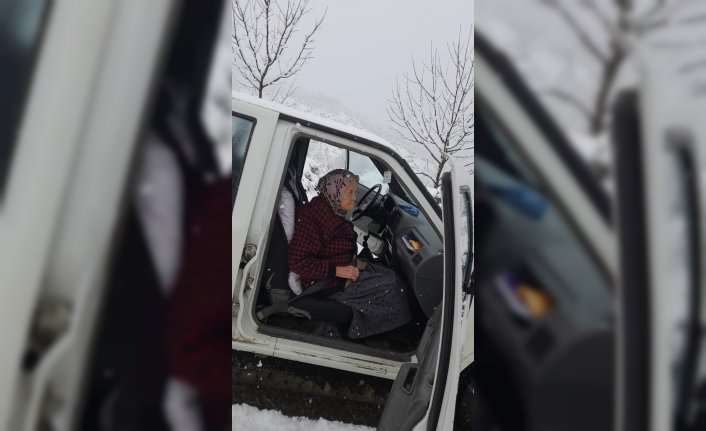 Zonguldak'ta karda mahsur kalan yaşlı kadın kurtarıldı