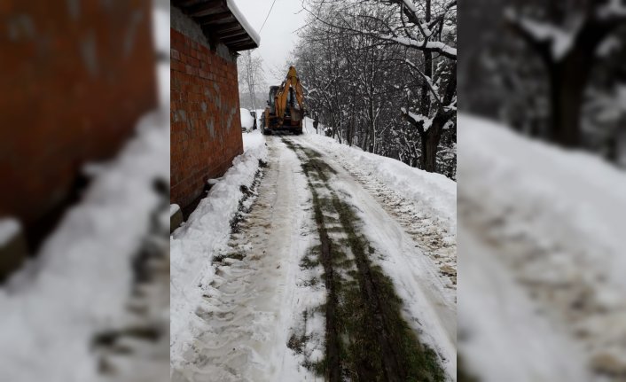 Zonguldak'ta yolu kapanan köyde rahatsızlanan kadına ekiplerin çabasıyla ulaşıldı