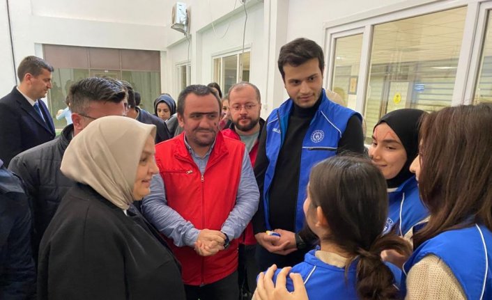 AK Parti Genel Merkez Kadın Kolları Başkanı Keşir, Düzce'de depremzede vatandaşları ziyaret etti