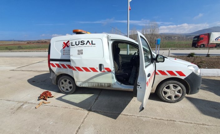 Akaryakıt istasyonunda park halindeki araçta patlama oldu, sürücü yaralandı