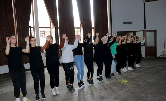 Akçaabat Belediye Başkanı Ekim, horon kursunu ziyaret etti