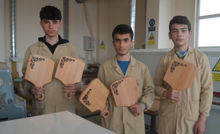 Amasya'da meslek liseliler atölyelerde depremzedeler için çalıştı