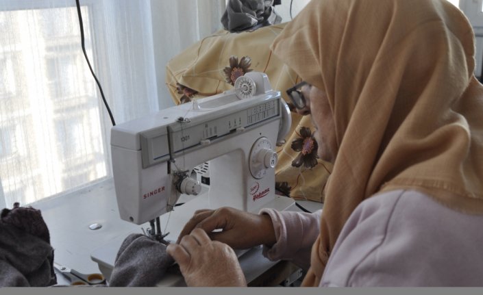 Artvin'deki 9 halk eğitimi merkezinde depremzedeler için kıyafet dikiliyor