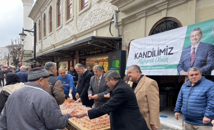 Bartın'da vatandaşlara Berat Kandili dolayısıyla tatlı ve simit dağıtıldı