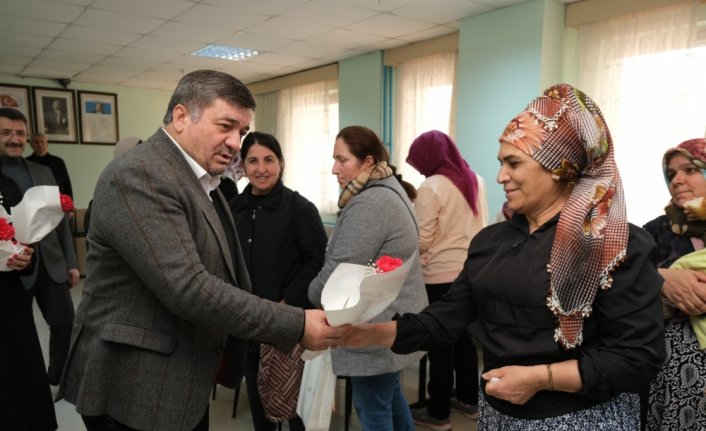 Başkan Şenlikoğlu, depremzede kadınların Dünya Kadınlar Günü'nü kutladı