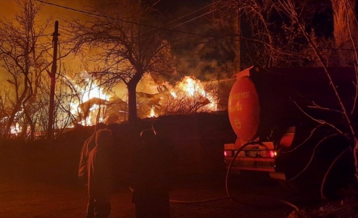 Çorum'da bir köyde çıkan yangına müdahale ediliyor