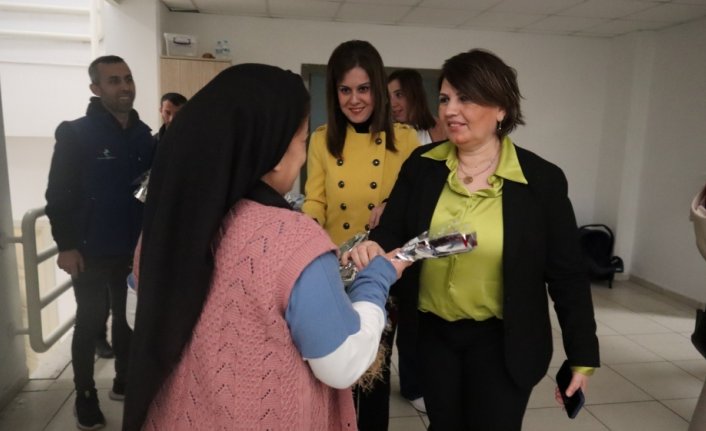 Düzce'de depremzede kadınlara karanfil dağıtıldı