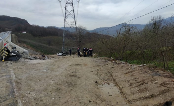 Düzce'de fındık bahçesine devrilen otomobildeki 2 kişi yaralandı