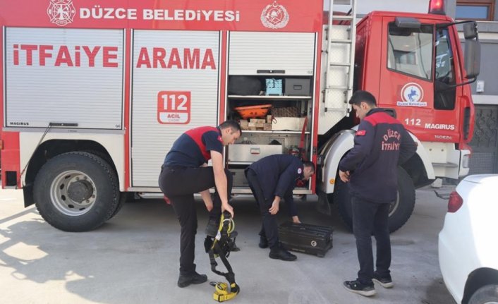 Düzce'de mahsur kalan köpek ve kedileri itfaiye kurtardı