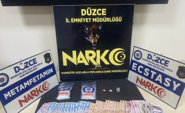 Düzce'de takside uyuşturucu maddeyle yakalanan 2 zanlı tutuklandı