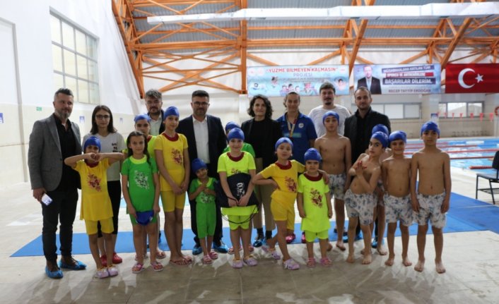Düzce'ye gelen depremzede çocuklara yüzme eğitimi