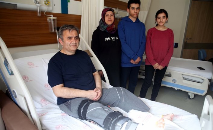 Enkaz altından yakındaki hastane personeli sayesinde kurtuldu