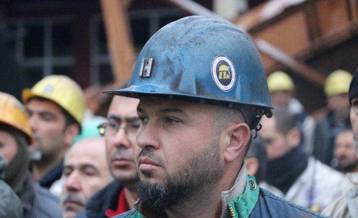 Enkazdan can kurtaran madenciler, grizu faciasında ölen meslektaşlarını dualarla andı