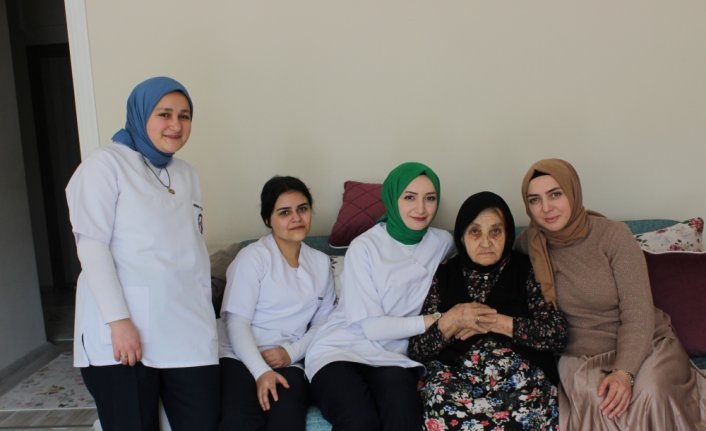 Espiye'de öğrenciler yaşlılara palyatif bakım hizmeti veriyor