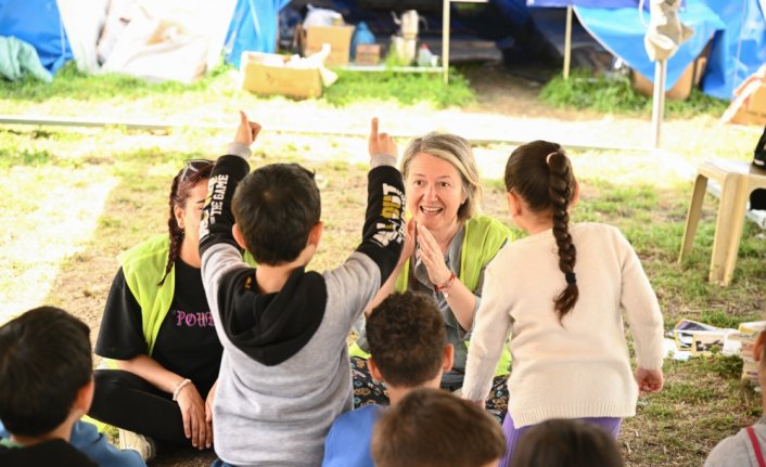 Gölcük depreminden sonra örgütlenen gönüllüler günlük 5 bin kişi için yemek hazırlıyor